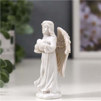 Сувенир полистоун "Ангел-хранитель с сердцем" 9х5х2,5 см