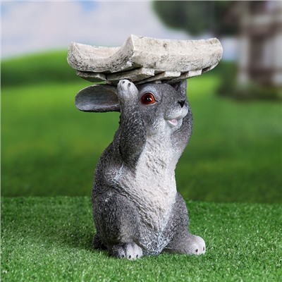 Садовая фигура "Серый заяц с кормушкой на голове" 15х13х24см