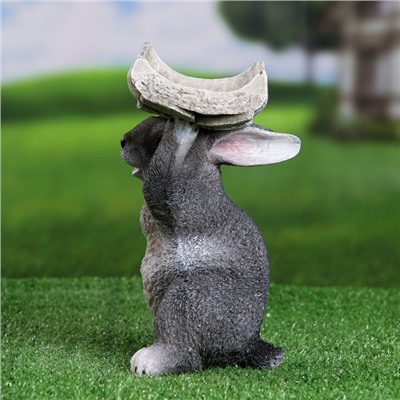 Садовая фигура "Серый заяц с кормушкой на голове" 15х13х24см