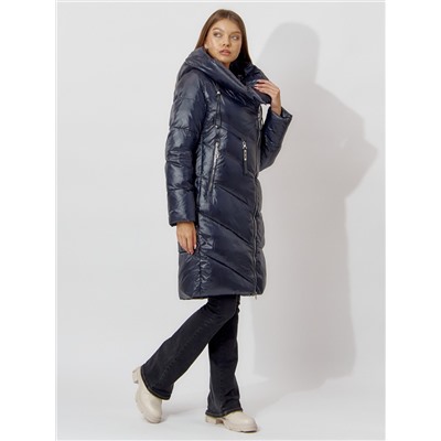 Пальто утепленное с капюшоном зимнее женское  темно-синего цвета 442185TS