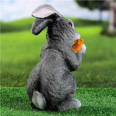Садовая фигура "Заяц с морковкой" серый, 26х16х12см